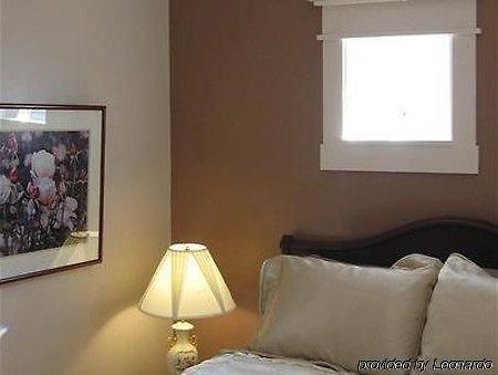 Plum Grove Inn Αϊόβα Σίτι Δωμάτιο φωτογραφία